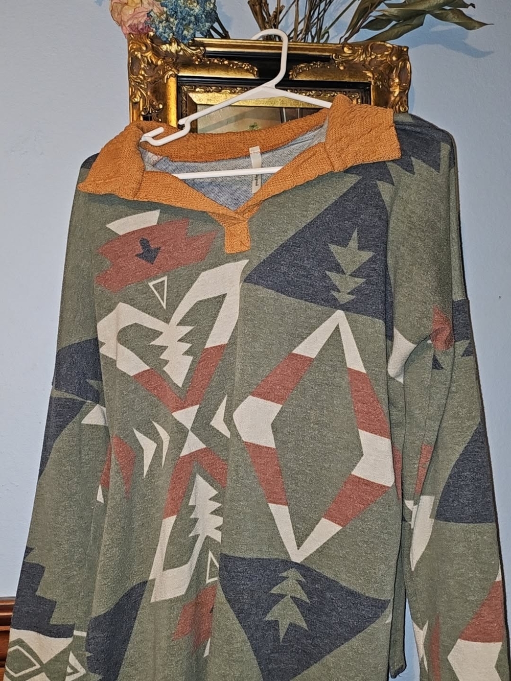 Women's Hooded Geometric Pattern Sweater - Olive/Orange